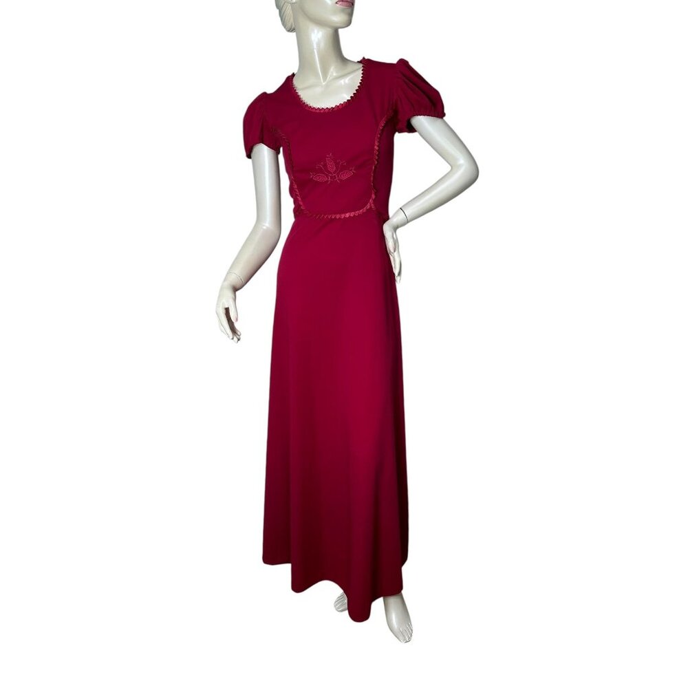 Cute 1970s maxi dress in rose with embroidered flower Size S
